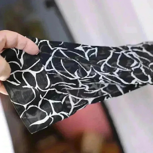 Chicos black/white 100% Silk Button Down Sheer Blouse Size 3 / Size XL - Picture 4 of 12